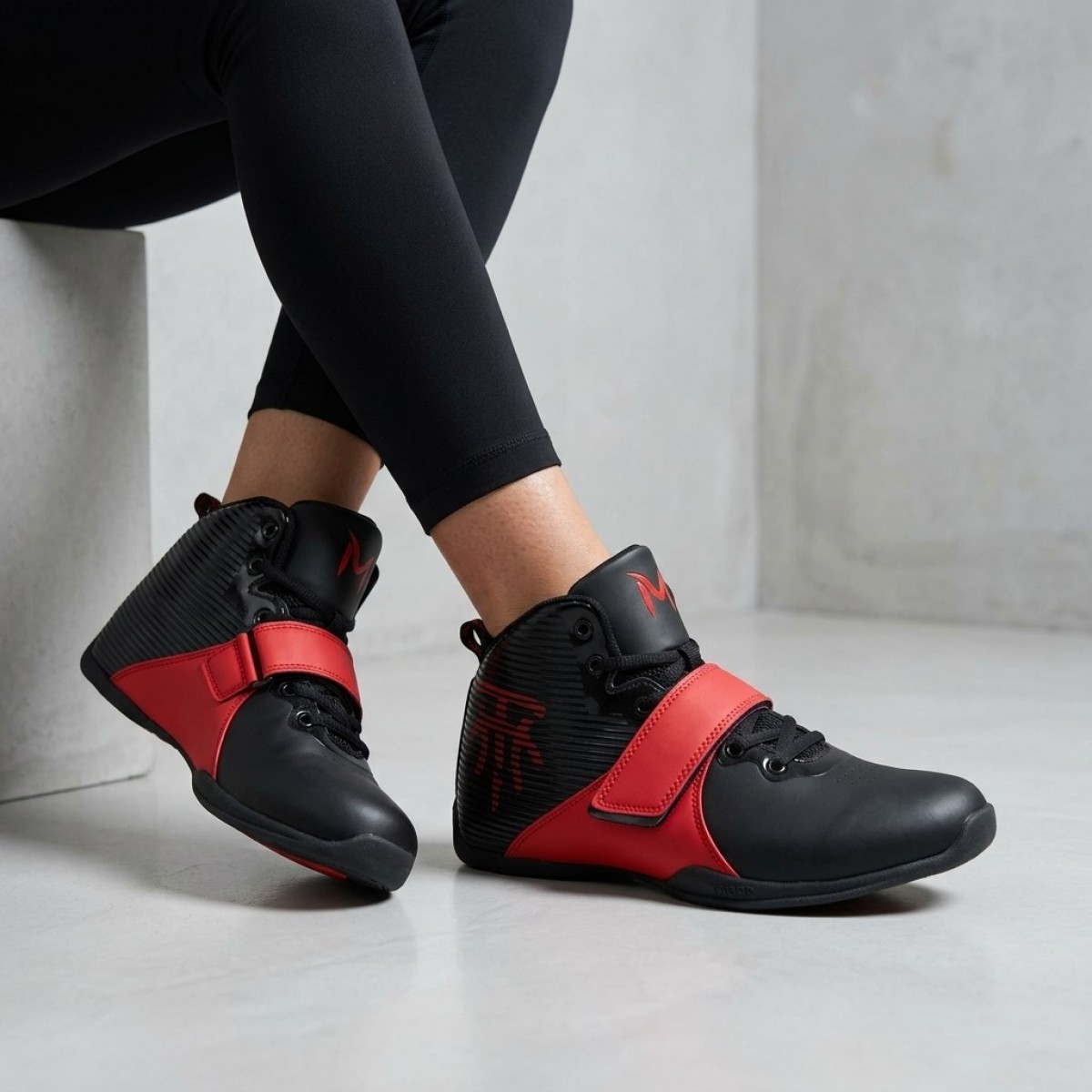 16002 black/red Юношески маратонки